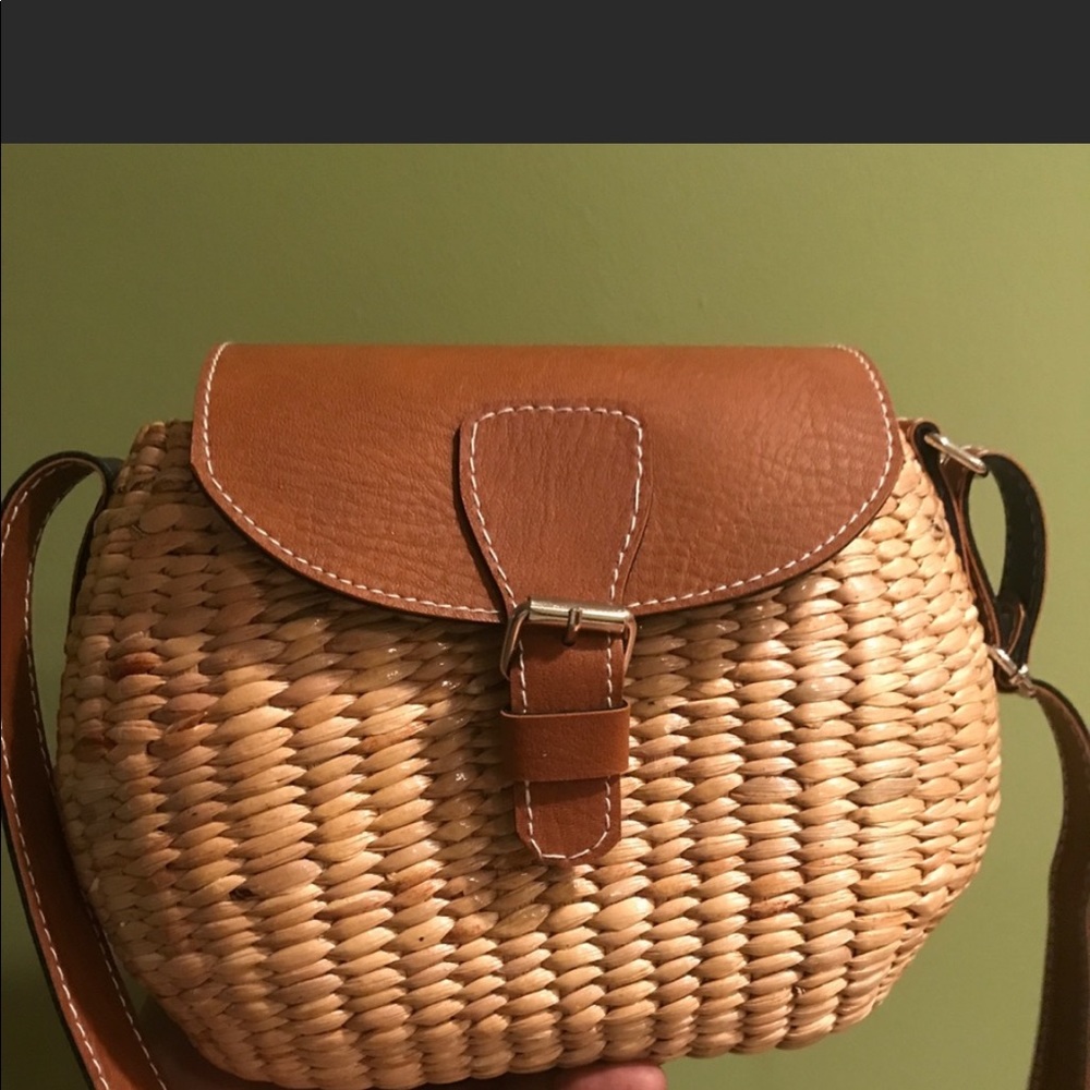 New woven bag. No signs of wear. Smoke free home.
